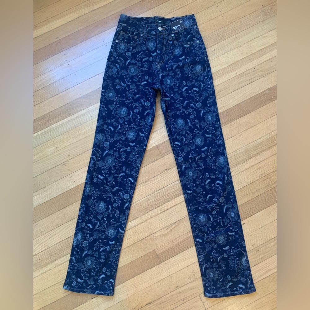 NWT EXPRESS MODERN STRAIGHT HIGH RISE BLUE/BLACK FLORAL STITCH JEANS IN SIZE OL